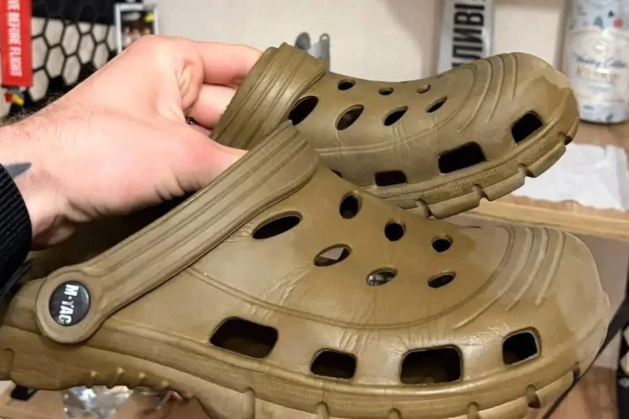 烏克蘭士兵把這種橡膠拖鞋稱為「戰術 Crocs」。｜Photo Credit:Dmytro “Liber” Zhluktenko