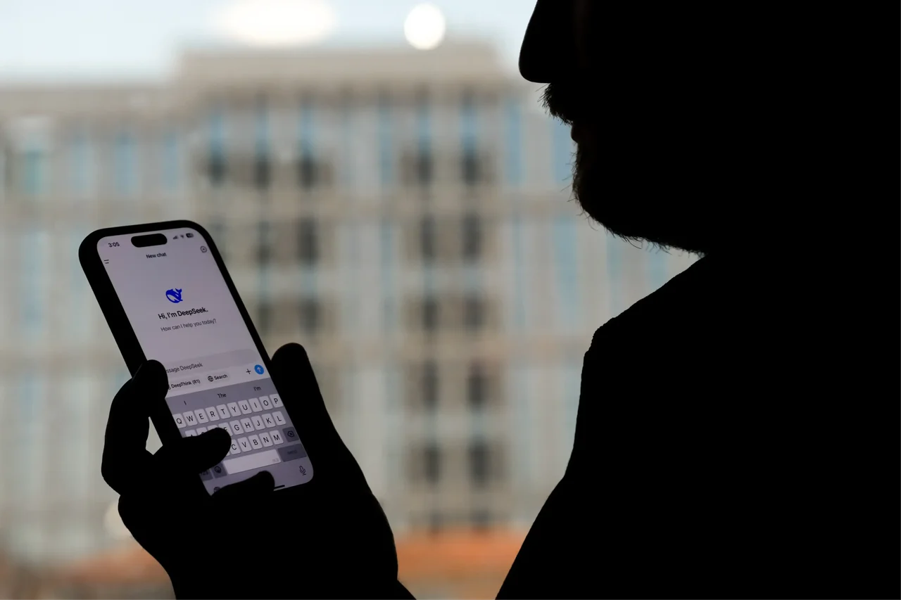 AI 使用者正轉向聊天機器人尋求生活決策建議，研究人員擔心他們正逐漸失去獨立思考的習慣。Photo Credit: Dilara Irem Sancar/Anadolu via Getty Images