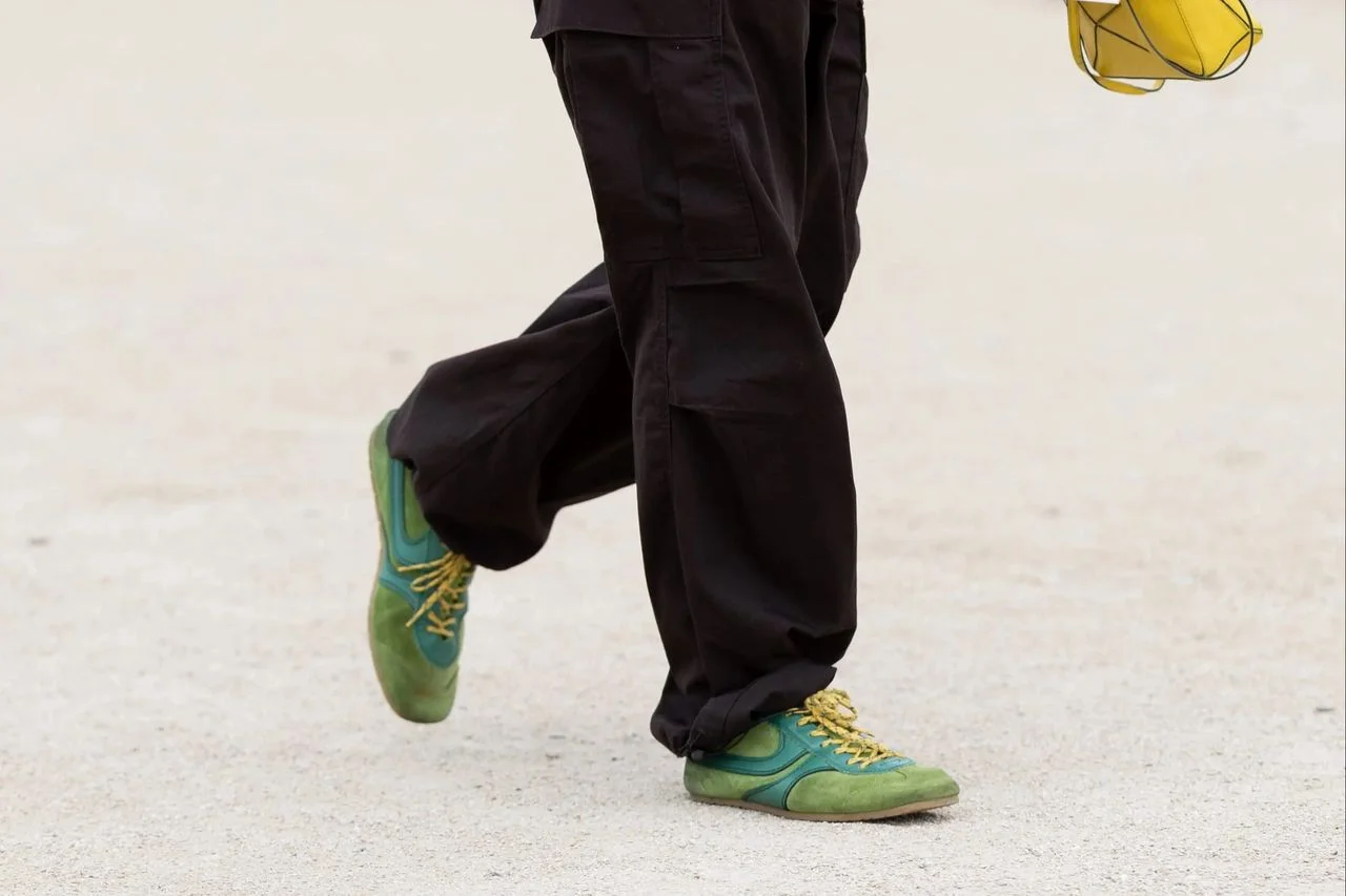 巴黎時裝週場外可見男性以麂皮球鞋搭配夏季穿搭。｜Photo Credit:WWD/Getty Images