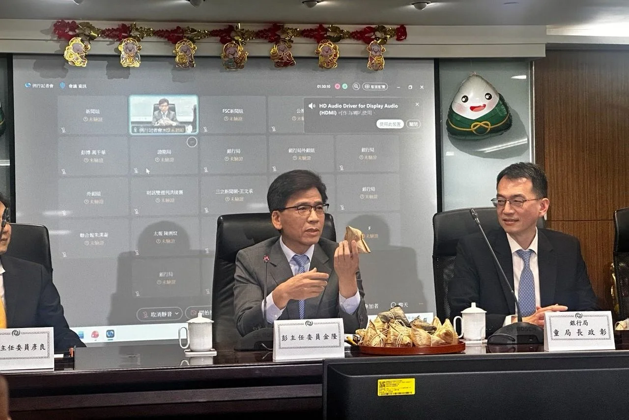 金管會在端午節前舉行端午節前記者會，主委彭金隆（中）致詞時以傳統包粽用的「桂竹」為喻，祝福金融市場與業者能夠「節節高升」。