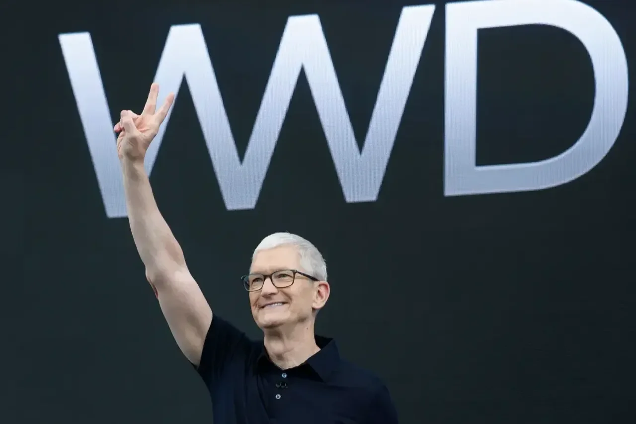 即將卸任的 Apple 執行長提姆・庫克（Tim Cook）在公司年度開發者大會上，宣布了 Siri 延宕已久的 AI 更新。Photo Credit: Justin Sullivan/Getty Images
