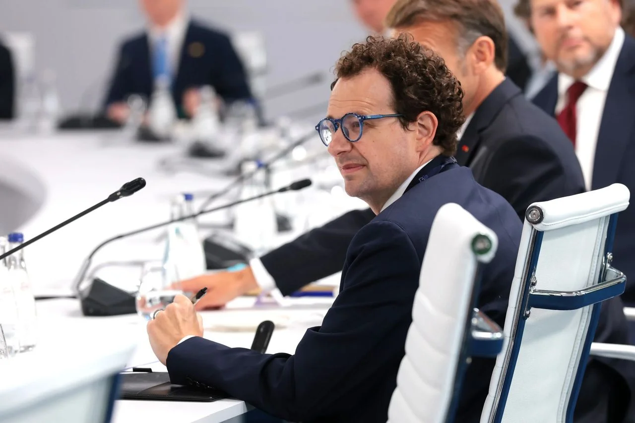 Anthropic 執行長 Dario Amodei 近期在 G7 午餐會與各國領袖、企業執行長同場。｜Photo Credit:Anna Moneymaker/Getty Images