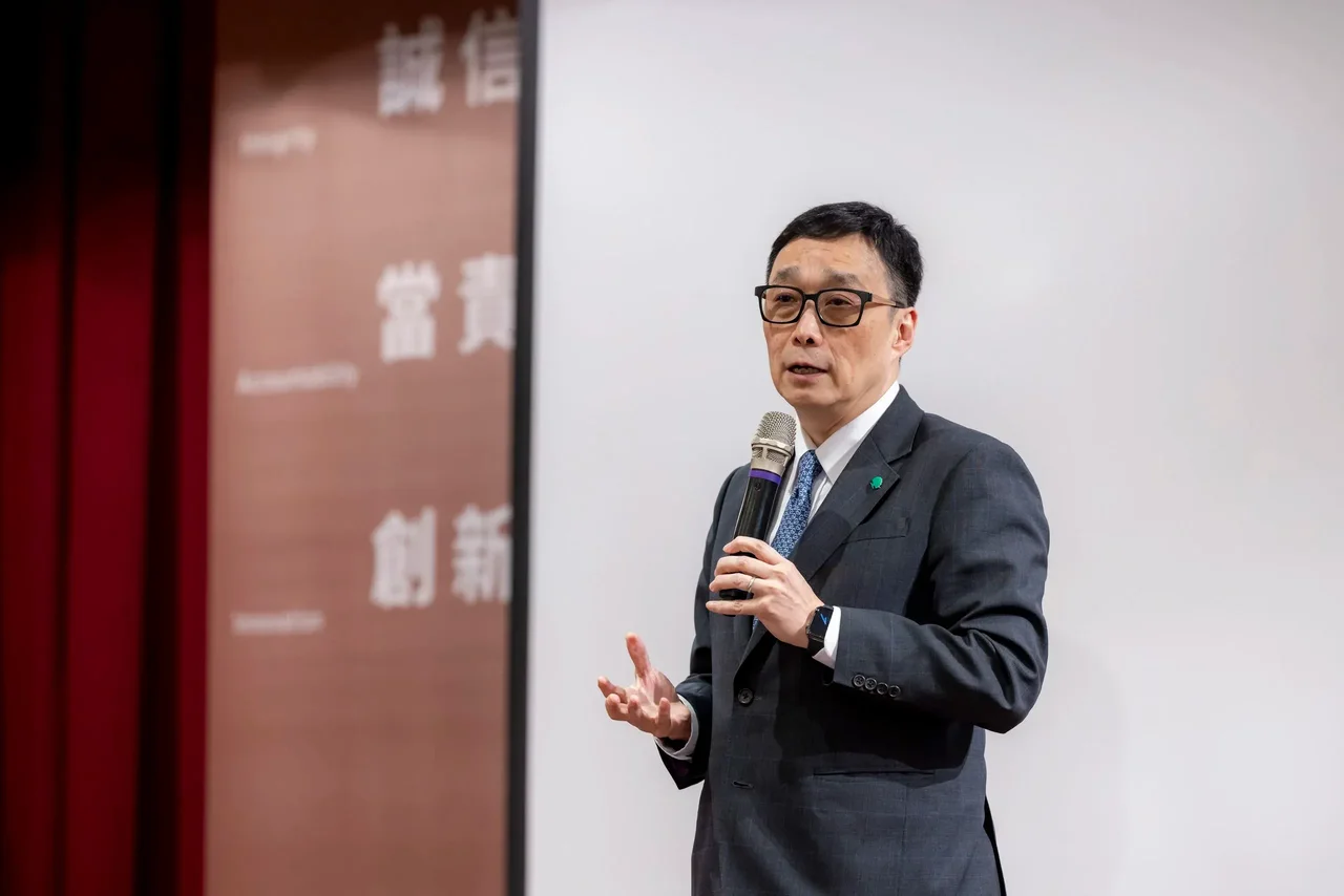 國泰世華銀行董事長、同時兼任國泰投信董事的郭明鑑，身兼多家上市公司董事，讓國泰投信旗下 8 檔基金踩到利害關係人紅線。｜Photo Credit: 國泰世華銀行
