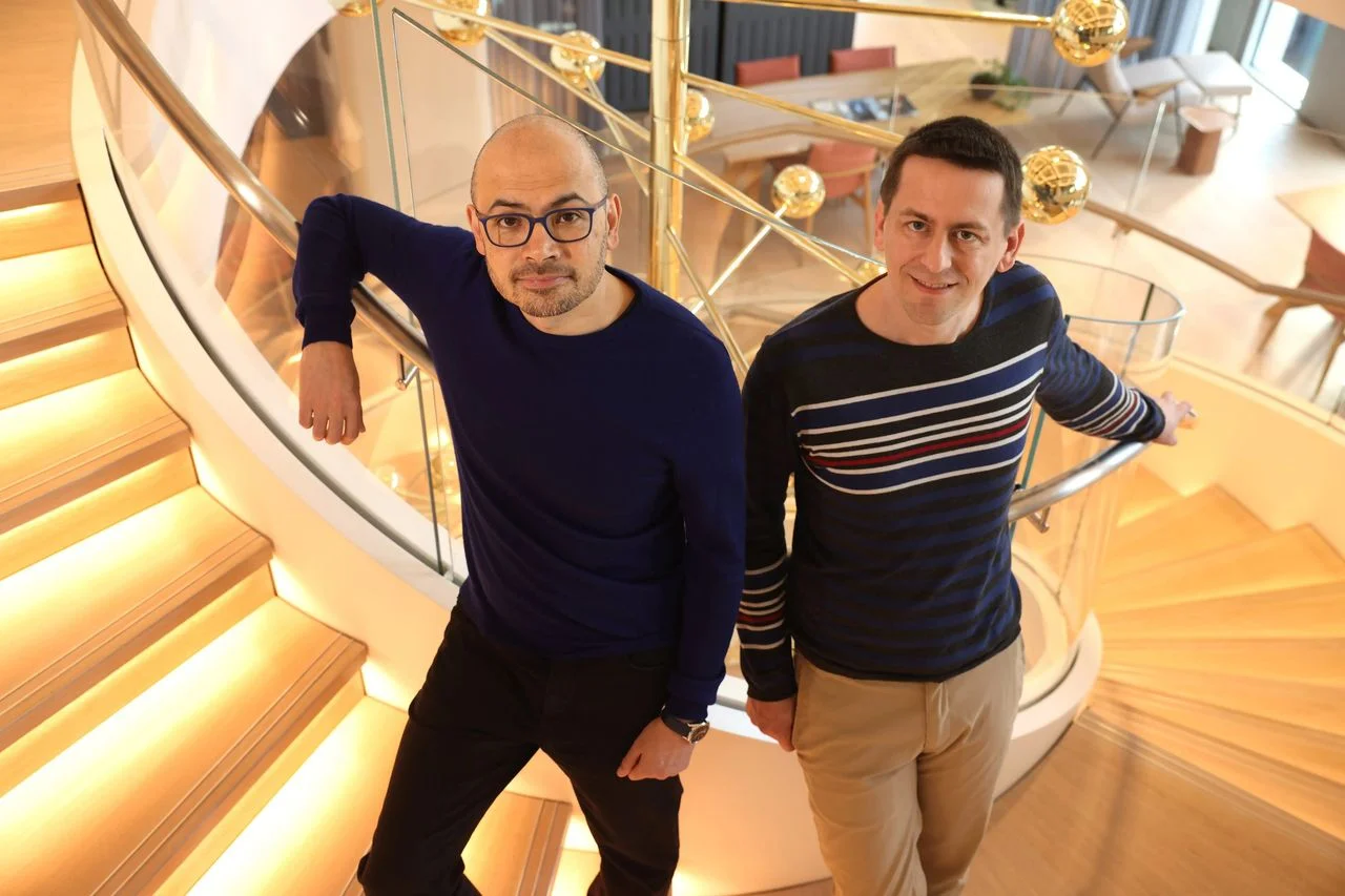Google DeepMind 共同創辦人暨執行長哈薩比斯與資深研究科學家約翰・江珀，在兩人獲得 2024 年諾貝爾化學獎後合影。｜Photo Credit:Dan Kitwood/Getty Images