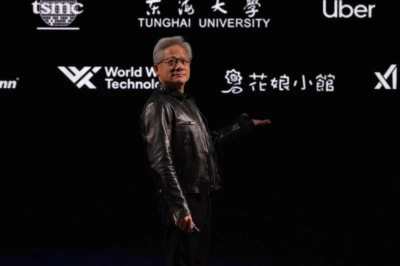 AI晶片大廠輝達（NVIDIA）執行長黃仁勳1日在台北流行音樂中心舉行GTC Taipei大會主題演講，投影片秀出的供應鏈背板有超過300家台灣廠商與機構入列，包括黃仁勳訪台曾多次造訪的餐廳花娘小館也登上背板。｜Photo Credit: 中央社