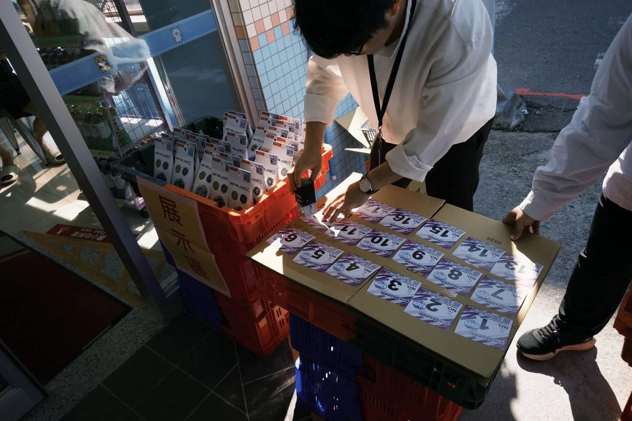 萊爾富仁德中清店戰鬥陀螺銷售現場。｜Photo Credit:lunarian_xavier Threads
