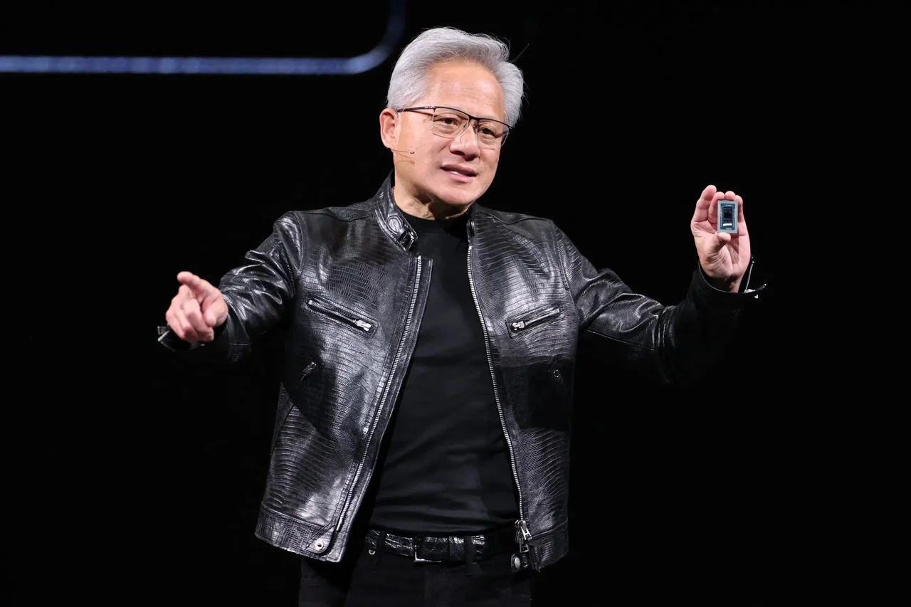 輝達執行長黃仁勳在 Computex 會場展示新晶片。｜Photo Credit: I-HWA CHENG / AFP via Getty Images