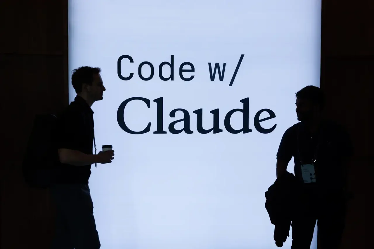 訓練 Claude 提升程式碼編寫能力，需要數千名人類軟體工程師的投入。Bloomberg/Getty Images
