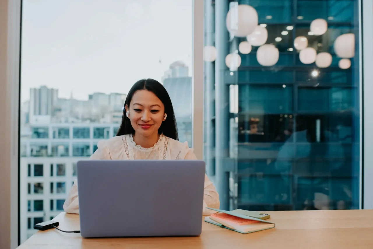 AI 正在抬高初階職缺門檻，企業越來越期待新進員工具備過去屬於資深員工的判斷力、領導力與人際管理能力。｜Photo Credit:Catherine Falls Commercial／Getty Images