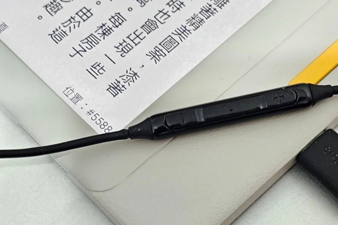 耳機線的音量調整按鈕，被發現可當作閱讀器的翻頁功能。｜Photo Credit:Webber Lo 羅弘旭