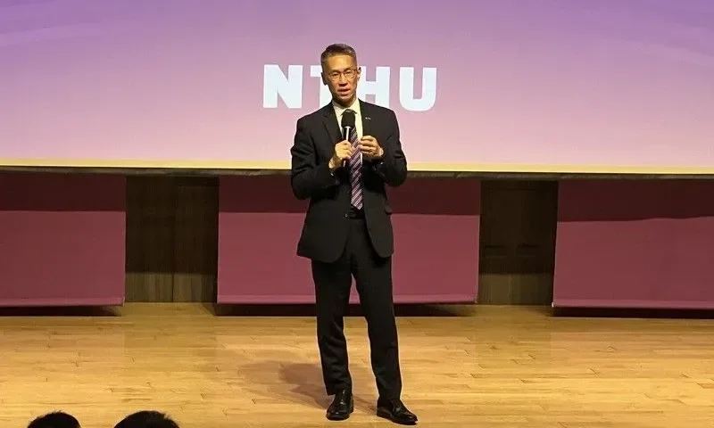 法律沒禁止,為何引發風暴?高為元赴美遴選校長爭議給清大的難題