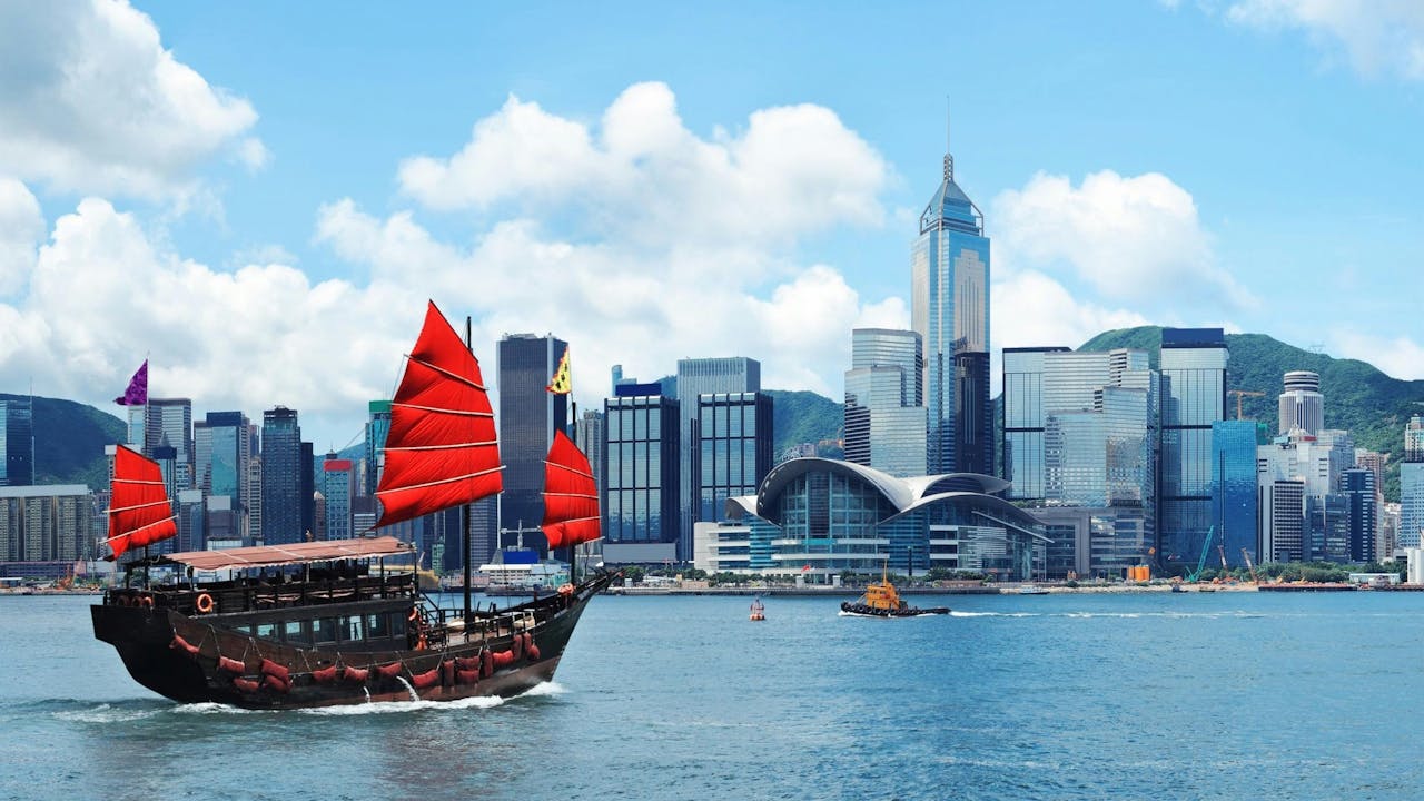香港可透過大灣區與深圳等城市合作，發展人工智能與高端製造業，抵禦貿易戰對傳統產業的衝擊。(Shutterstock)