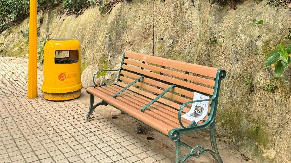 家附近公園長櫈貼出告示：一個中年漢在園內暴斃，沒有身份證明，警方呼籲公眾提供死者的資料。（作者提供）
