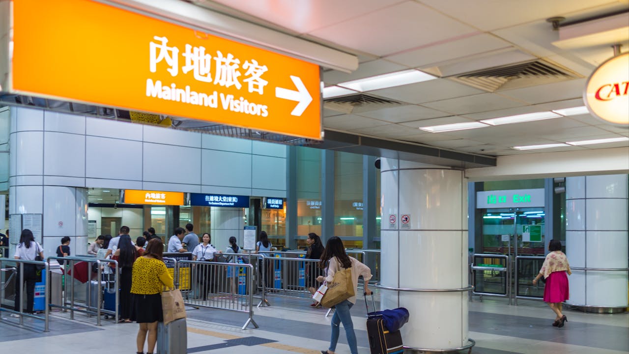 「窮遊」一詞是內地網民的術語，近年窮遊成為香港網上討論的熱門議題。（Shutterstock）