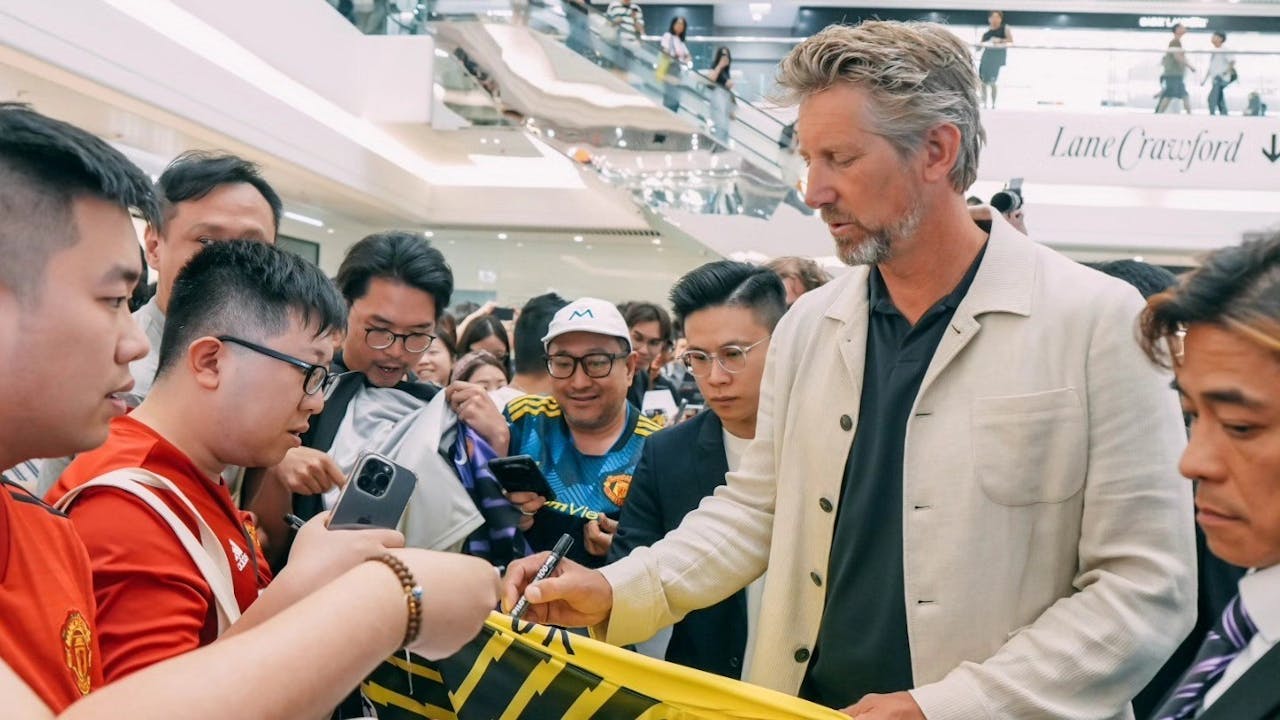 曾效力曼聯的傳奇門將球星雲達沙亦曾到訪，吸引球迷圍觀拍照。（時代廣場Facebook）