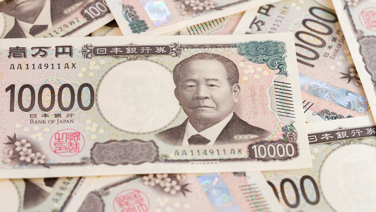 日經指數從 30000 點升至 37000 點，但日本國債卻乏人問津。（Shutterstock）