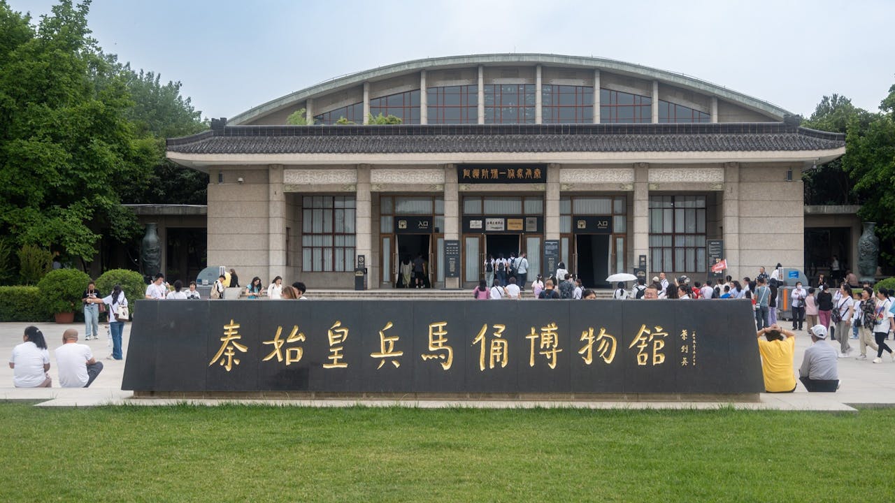 秦始皇陵及兵馬俑坑於1987年，被聯合國教科文組織列入《世界遺產名錄》，被譽為「世界第八大奇跡」。（Wikimedia Commons）