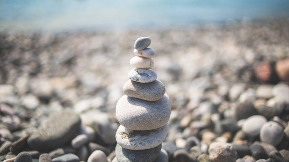 石頭有水滋潤，會生氣勃勃。人有文化滋潤，才有氣質風華。（Shutterstock）
