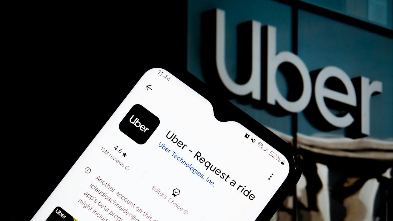 香港收費網約車服務自Uber在2014年進軍開始，其商業經營模式是提供網約車平台，推動私家車作收費白牌車經營，政府亦沒有嚴厲執法或修訂法例。（Shutterstock）