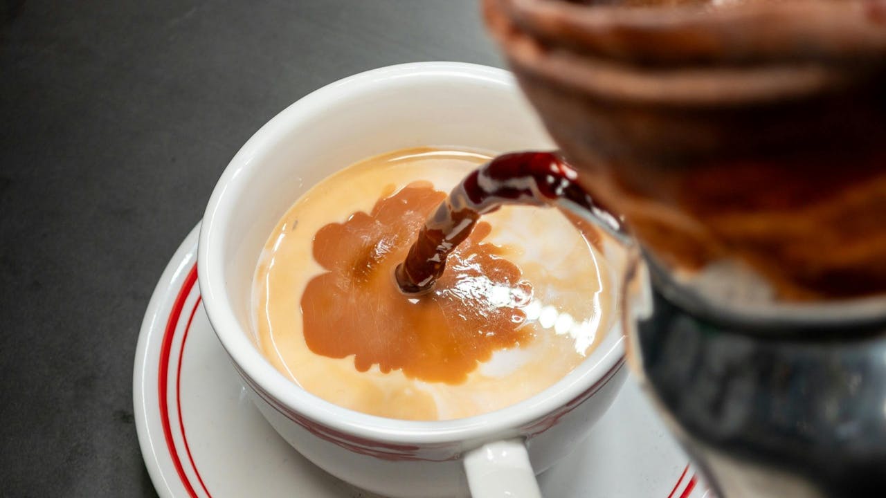 奶茶是茶餐廳以至冰室的必備品項。（Shutterstock）