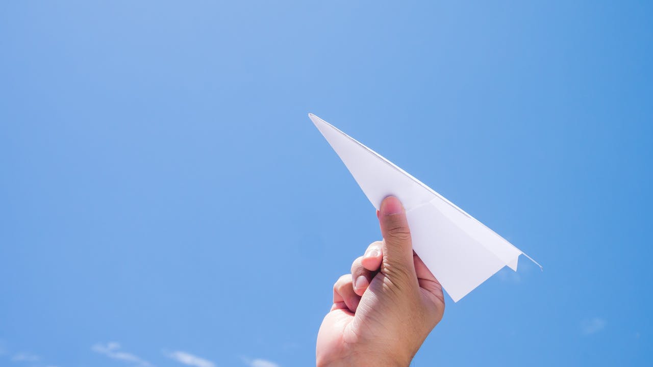 我們可以想像，如果將紙飛機飛向陌生人，對方會怎麼反應？（Shutterstock）