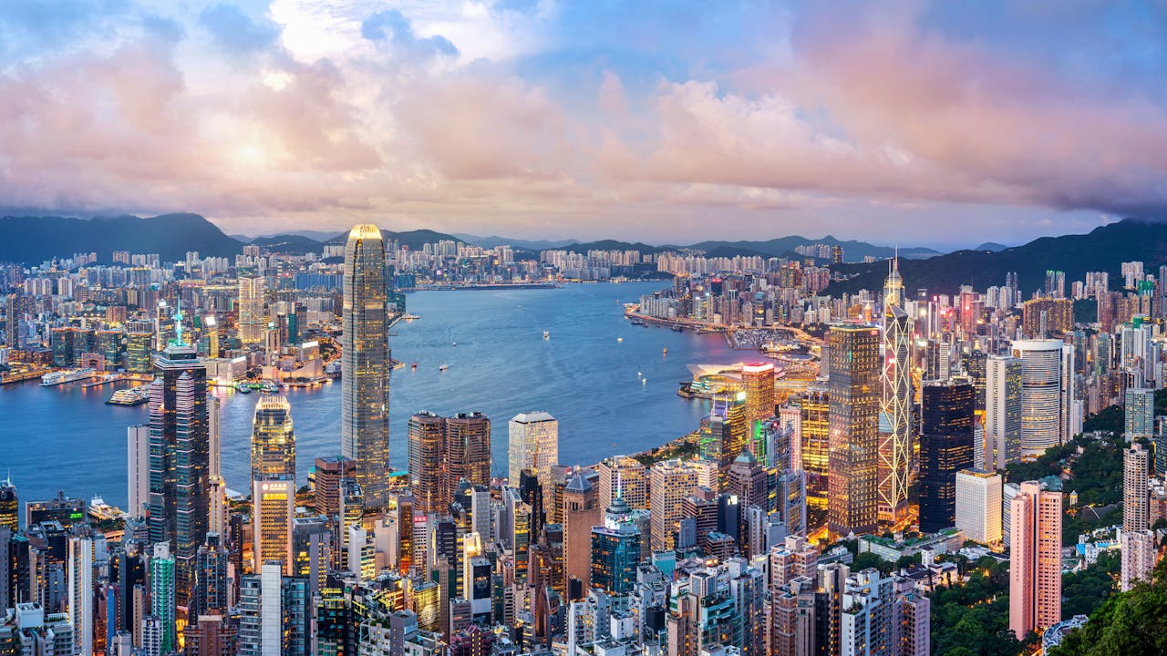 金融產業佔2024年香港GDP 25%，駐港銀行、投行和資產管理公司眾多，百花齊放。（Shutterstock）