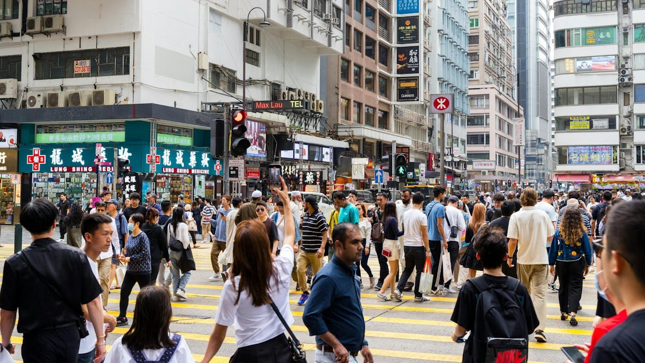 黃金周的旅客人數有明顯增加，但外遊及北上的港人亦為數不少。（Shutterstock）