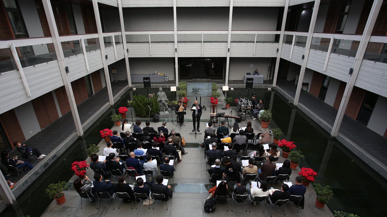 香港中文大學中國語言及文學系中國古典詩學研究中心，曾聯手大學圖書館舉辦多次露港秋唱古典詩詞吟誦雅會，廣邀海內外詩詞名家作手，吟誦詩文，交流心得。