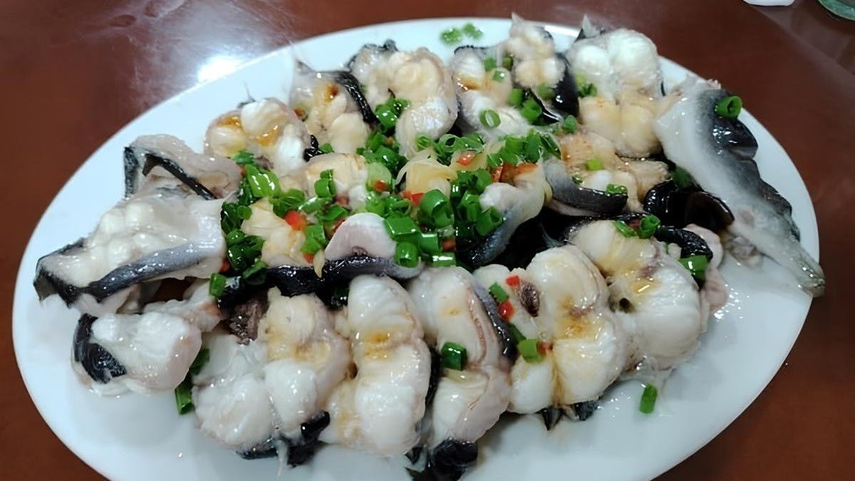 海鮮魚類有調料的話，都可以用先蒸熟傾出汁液、再淋回後蒸或煮熱，把汁液均匀菜餚上。 （作者提供）
