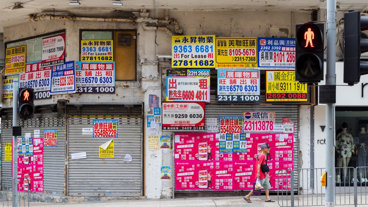 本地如骨牌般的結業潮：食肆、老字號品牌、戲院，一家接一家倒下。（Shutterstock）