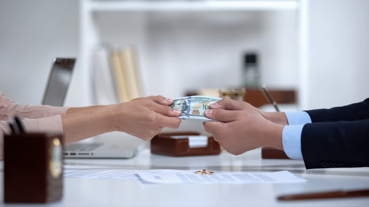 錢BB和哎吔阿哥爭奪母親留下的遺產。（shutterstock）