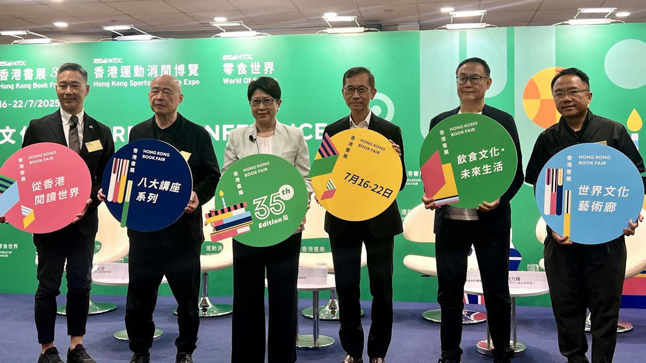 （左起）香港出版總會理事陳家揚、《亞洲週刊》總編輯邱立本、香港貿易發展局副總裁張淑芬、香港出版總會會長李家駒博士、年度主題講座系列講者及食療養生達人嚴浩，以及世界文化藝術廊策展人何力輝介紹今屆書展活動。