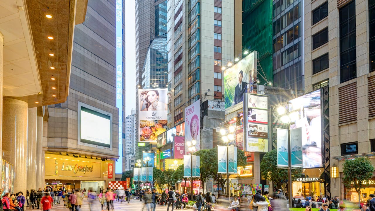 香港的自由貿易、零關稅政策，吸引不少到港購物的遊客。（Shutterstock）