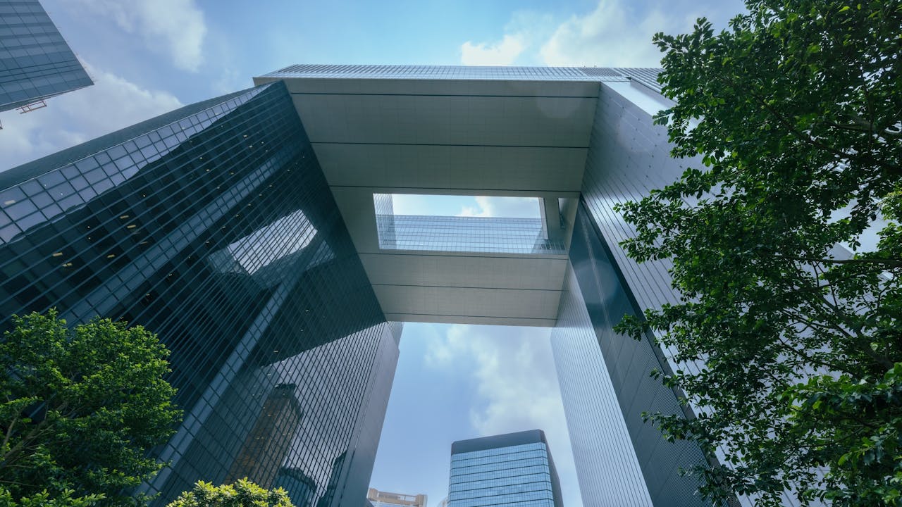 行政長官李家超提出檢視高層官員責任制。（Shutterstock）