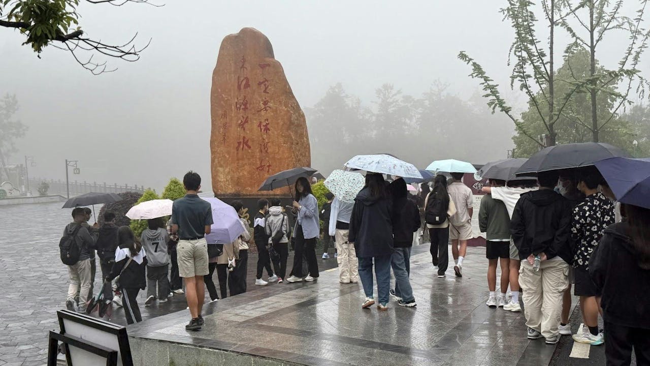 同學雨中參訪三百山。（作者提供）