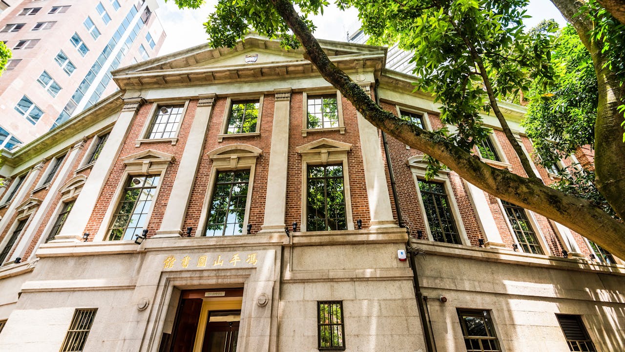 跟許多上一代的香港人一樣，爸媽只希望我們三兄妹勤力讀書，考上大學。（Shutterstock）