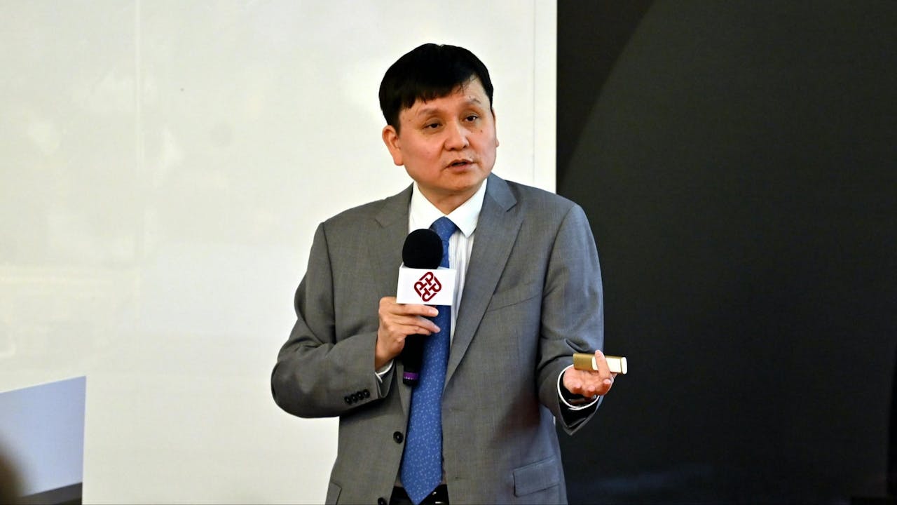 面對病毒，張文宏強調「我們不只需要疫苗與科技，更需要制度彈性、國際合作與社會智慧」。