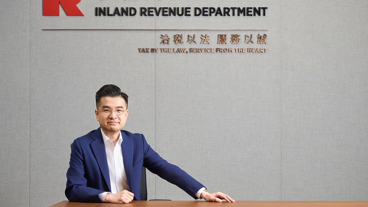 於2024年10月被任命為稅務局局長的陳施維認爲，CPA培訓為他提供了擔任香港稅務協定談判代表團團長，展開避免雙重課稅協定談判所需的軟技能。