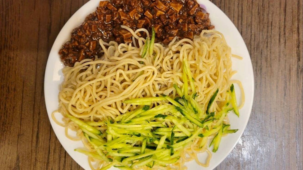 「一碗麵下肚，暑氣消大半」，用一碗熱乎乎的麵或是過涼麵，開啟炎炎夏日。(UberEats)