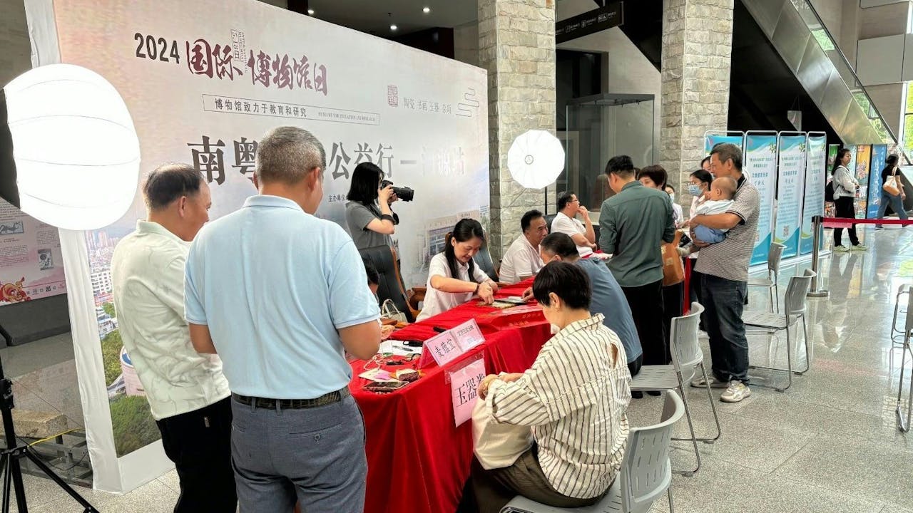 我從河源市文物鑑別現場，驚見內地市民對文物的重視，難怪近年由此催生的國潮風尚，會大受歡迎，形成龐大的文創產業。（作者提供）
