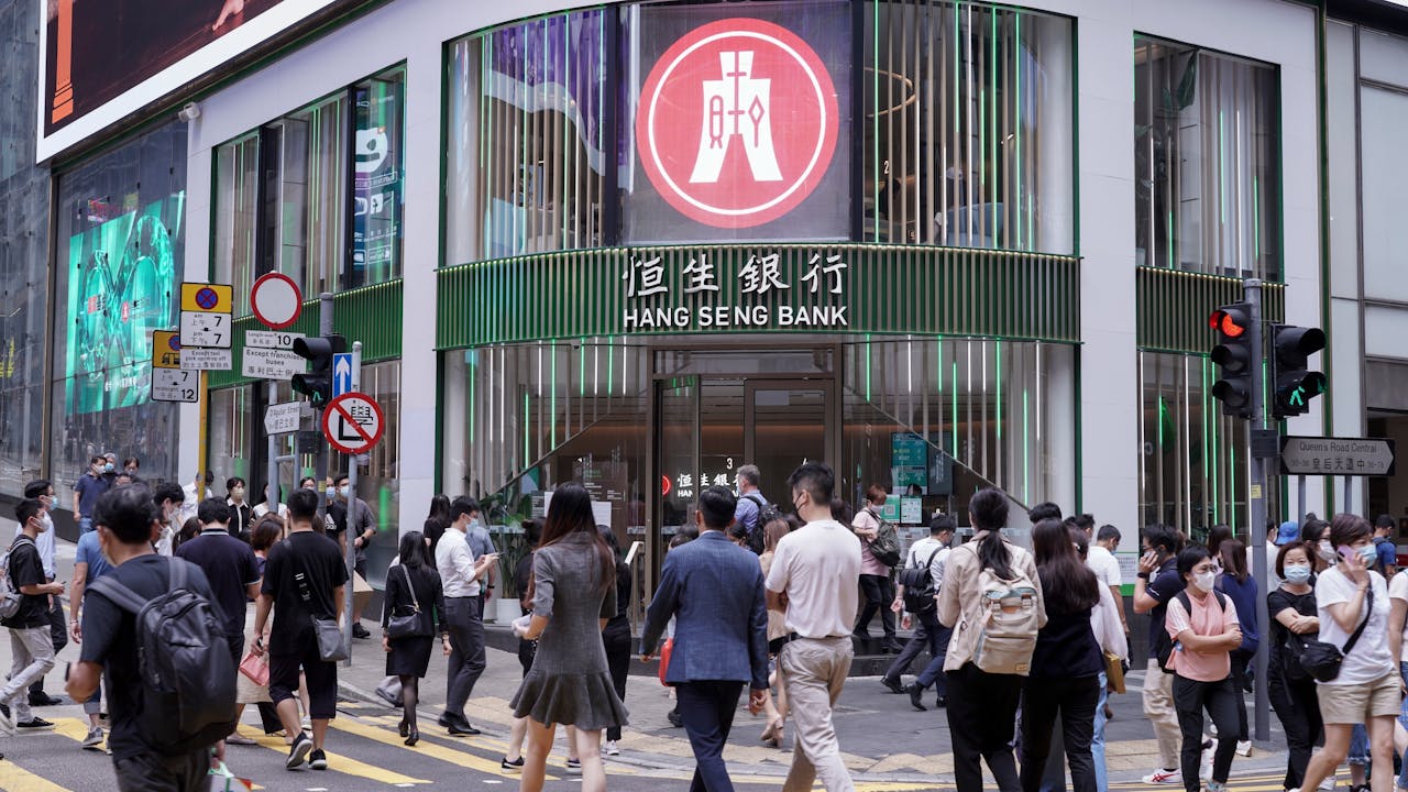 暫時無錢還搵前銀行職員去頂，其實是有反效果，銀行會call 得仲急。（Shutterstock）