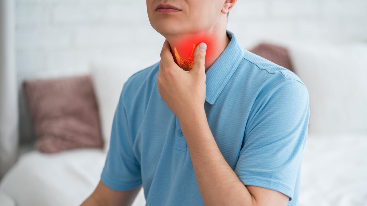 舌紅苔黃，且按壓甲狀腺區域時疼痛是典型的肝火夾辣症。（Shutterstock）