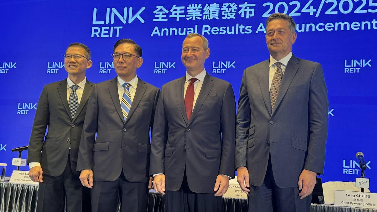 王國龍（左二 ）自2010年起主導領展提升計劃和資產出售策略，被批評偏離「服務社區」的初衷。