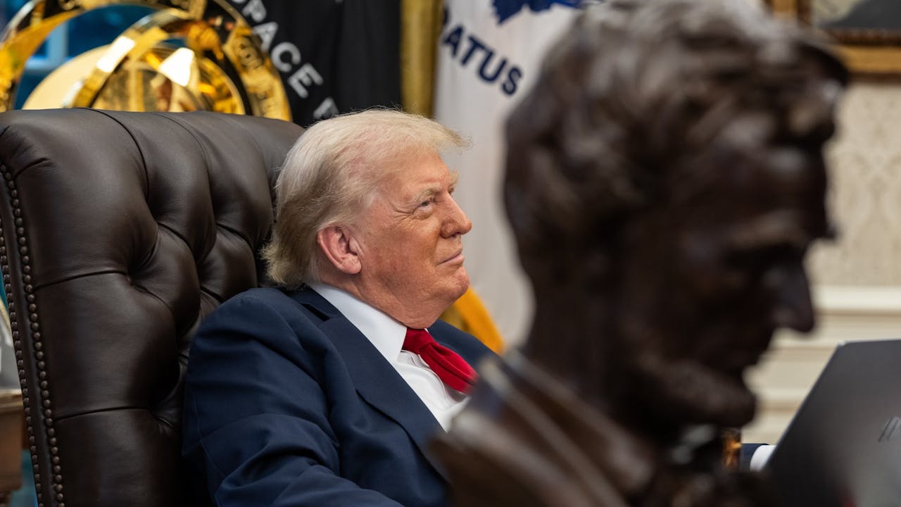 特朗普*4月揮舞「美國優先」的關稅大棒，加劇各國去美元化的步伐。（白宮Flickr）