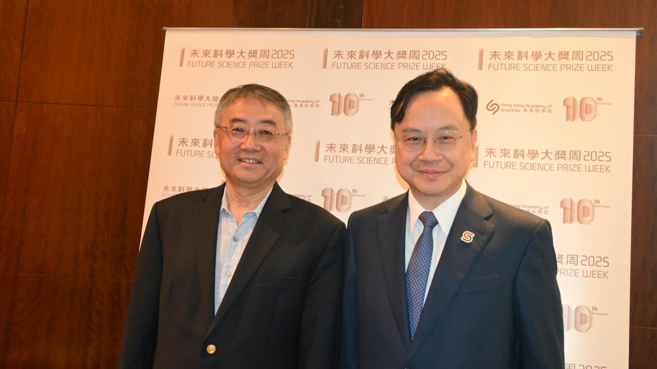 出任2025未來科學大獎周程序委員會聯席主席的盧煜明（右）與未來科學大獎捐贈人代表王強（左），指香港享國際化優勢，選擇在港舉辦大奬活動。