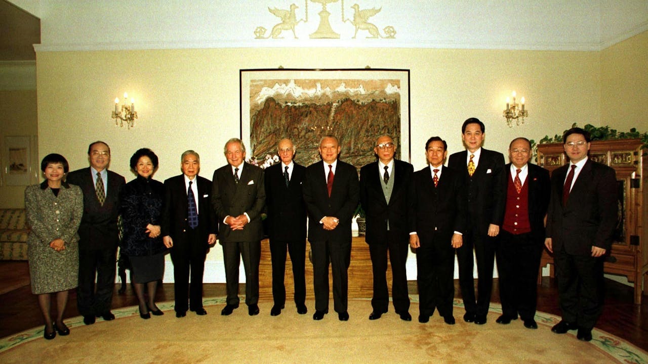 張有興（右五）於2000年出席時任特首董建華（右六）款待前市政局主席的宴會。（政府新聞處）