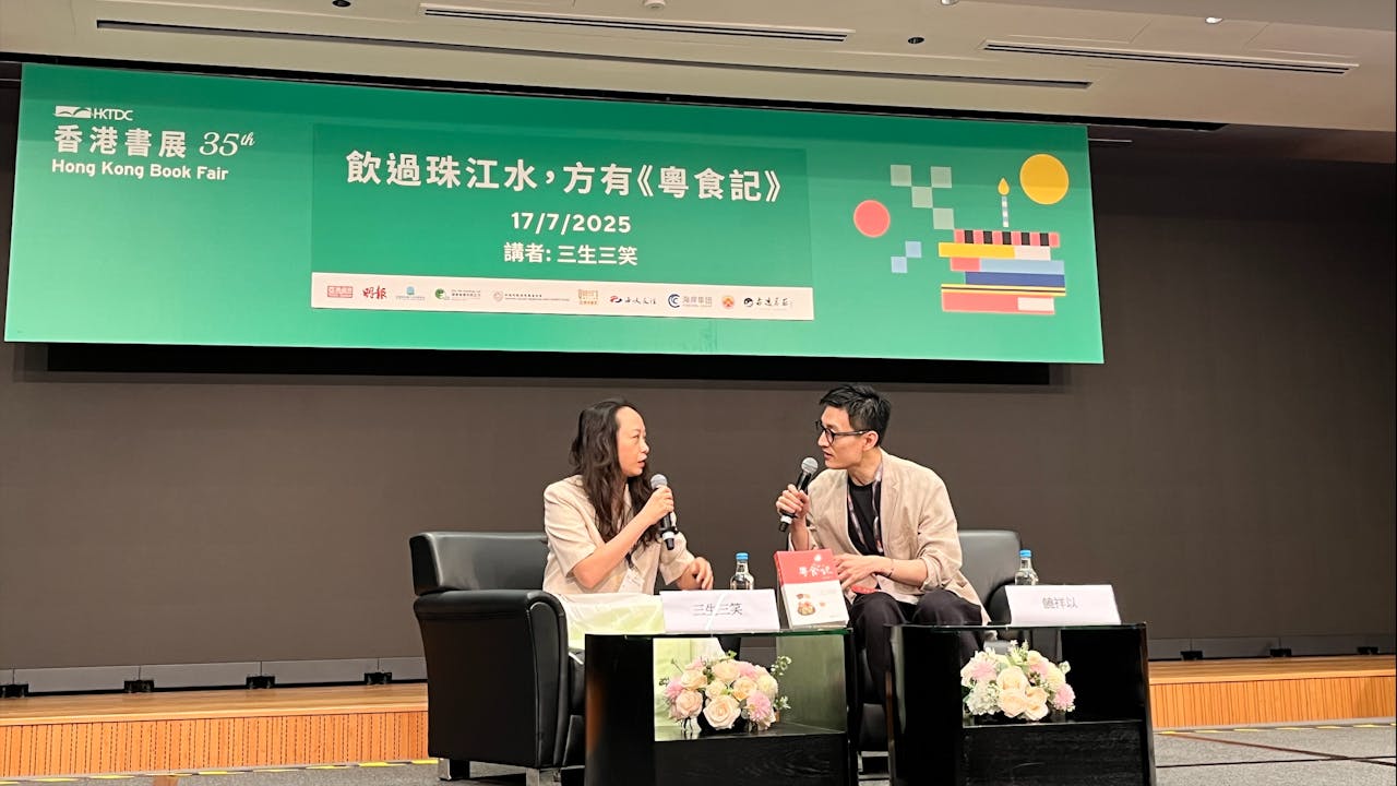 被問如何堅持撰寫網絡小說，三笑笑言「需要有交稿的日期和不按時交稿就打斷腿的編輯」。