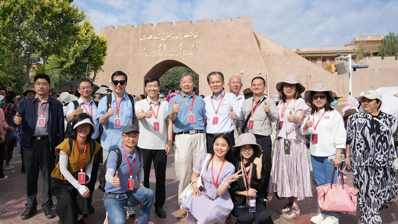 香港新聞聯參訪喀什古城。