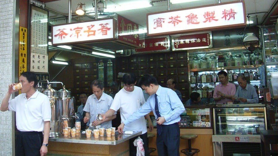 從美國回港後，涼茶舖早已不是記憶中的模樣，曾經熟悉的街頭老店，如今亦皆物是人非，再尋不回昔日一絲痕跡。（Wikimedia Commons）