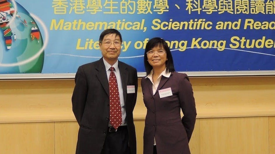 鍾生的國際視域總能涵蓋不同的政策範疇，引導及擴闊我的學術生涯。鍾宇平（左）與何瑞珠（右）合照。（香港中文大學傳訊及公共關係處）